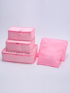 Vista detallada juego de bolsas organizadoras de viaje rosas, cubos prácticos para maletas.
