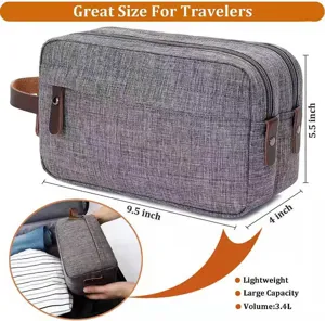 Detalle de neceser de viaje con dimensiones, capacidad y asa de cuero portátil.