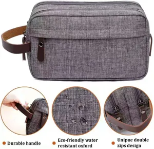 Vista detallada de bolsa de aseo para hombre con asa de cuero y oxford impermeable.