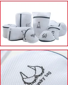 Détail du sac à linge en maille fine avec fermeture éclair résistante et icône de classification.