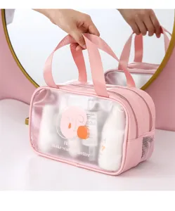 Dettaglio borsa cosmetica rosa trasparente con doppia cerniera tasca in rete e corpo in PVC.