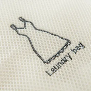 Sac à linge en filet blanc avec motif de robe brodé délicat pour protection des vêtements.
