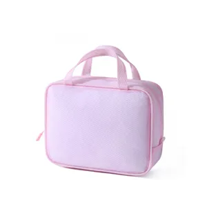 Vista detallada del bolso cosmético rosa impermeable, organizador de maquillaje portátil con asa.