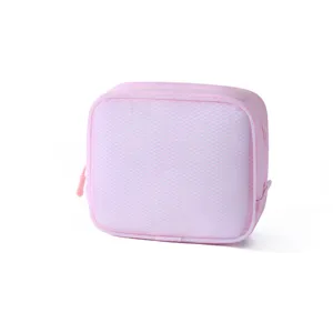 Vista detallada de bolsa cosmetica de malla rosa, estuche de aseo portatil compacto con cremallera.
