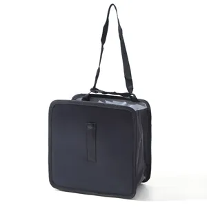 Sac poubelle de voiture noir suspendu avec sangle et bouton pour le rangement intérieur auto.