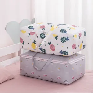 Grandie borse porta abiti e coperte con stampe di ananas e sushi per organizzazione casa.