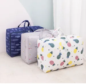 Grande borsa porta abiti e coperte con stampe carine per organizzare l'armadio di casa.