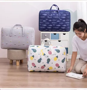 Dettaglio della grande borsa portaoggetti in tessuto resistente con motivi carini per coperte.