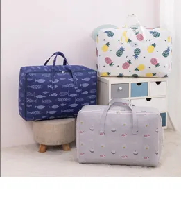 Grande borsa portaoggetti per piumoni e vestiti con stampa carina e manici molto robusti.