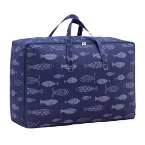 Grande borsa di stoffa blu con stampa di pesci, pratico contenitore per vestiti.