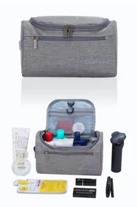 Vue de detail de la trousse de toilette impermeable avec crochet de suspension et compartiments.
