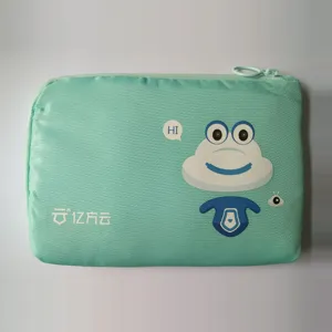 Detalle de la bolsa digital verde menta con bonito diseño de rana y cierre de cremallera.