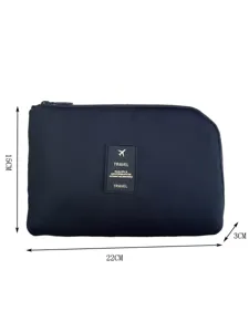 Bolsa de viaje digital azul oscuro en detalle, práctico estuche compacto para guardar cables.