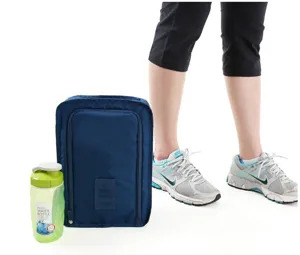 Vista dettagliata della pratica borsa da viaggio per scarpe blu scuro con chiusura zip.