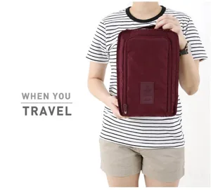 Vista dettagliata della borsa da viaggio per scarpe bordeaux con chiusura a zip e pratica maniglia.