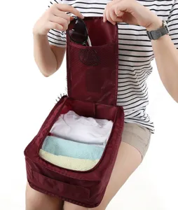 Vista dettagliata della borsa da viaggio per scarpe con tasca in rete e scomparto organizzato.