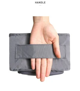 Vista dettagliata della maniglia della borsa da viaggio, presa salda e design.