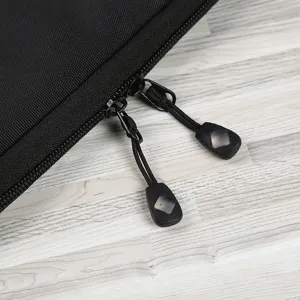 Détail de l'organisateur d'électronique noir tirette de fermeture éclair gros plan
