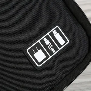 Vue de detail du sac de rangement d'accessoires numeriques avec poche pour cable et chargeur.