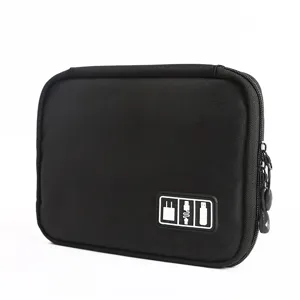 Vue détaillée de la pochette de rangement électronique noire en tissu résistant avec icônes.