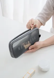 Borsa trucco in rete grigia custodia cosmetica trasparente con chiusura lampo pratica.