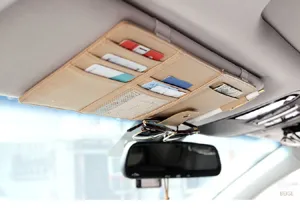 Vista detallada del organizador de parasol para coche, bolsa de almacenamiento de cuero PU beige.
