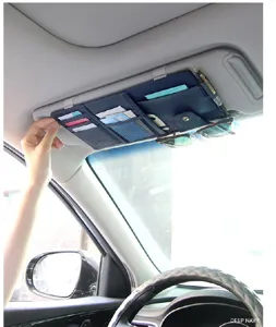 Detalle del organizador de visera de coche con múltiples bolsillos y soporte.