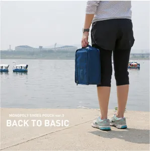 Vista dettagliata della borsa da viaggio per scarpe con manico e doppia zip robusta.