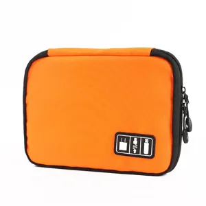Vue detaillee de la trousse de rangement orange vif pour cables et batteries externes.