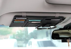 Vista detallada del organizador para parasol de coche, bolsa de cuero negro con pinza.