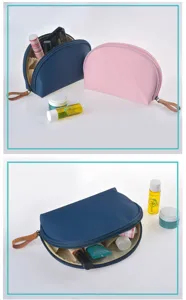 Bolso cosmético semicircular impermeable para viajes, organizador de maquillaje portátil.