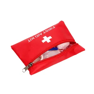 Sac de premiers secours rouge portable pour usage domestique, voyage et urgence médicale.