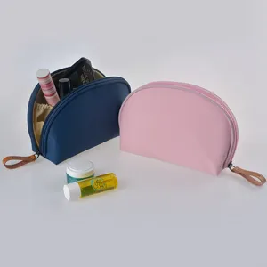 Bolsa cosmética semicircular impermeable para viajes, estuche de maquillaje portátil.