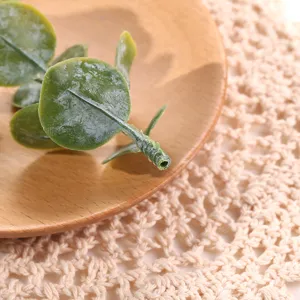 Primer plano de los detalles de una rama de eucalipto artificial para arreglos florales.