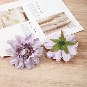 Künstlicher Dahlienblütenkopf Detail, Nahaufnahme lila Seidenblume für DIY und Dekoration.