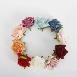 Set van meerkleurige kunstmatige rozenkoppen voor huisbruiloft decoratie en bloemstukken diy.