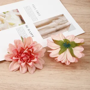 Künstliche rosa Dahlien Detailansicht, ideal für Handarbeit DIY und Innendekoration Requisiten.