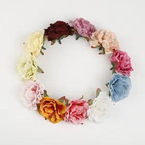 Künstliche Blumenköpfe Detailansicht, bunte Stoffblumen Deko für Basteln und Partygestaltung.