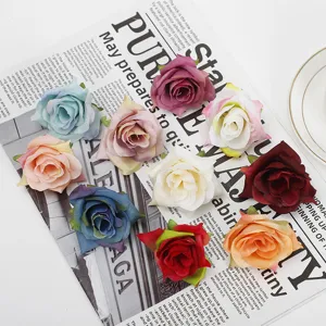 Gedetailleerde opname van kunstmatige rozenkoppen in verschillende levendige kleuren voor decor.