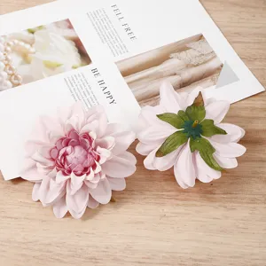Detaillierte Ansicht künstlicher pinker Dahlienblüten, ideal für Heimwerker und Deko.