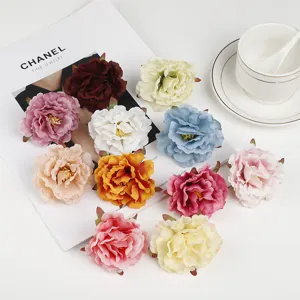 Künstliche Pfingstrosen Blüten Köpfe Detail Ansicht, mehrfarbige Stoff Blumen Deko.