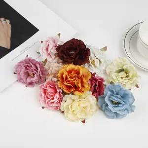 Detaillierte Nahaufnahme bunter künstlicher Blumenköpfe für florale Gestecke und Dekoration.