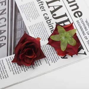 Kunstmatige rode rozenbloemhoofdjes voor huwelijksdecoratie, bloemstukken voor thuis en ambachten.