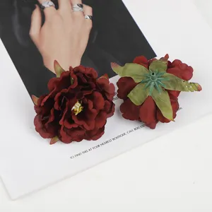 Detailansicht der dunkelroten künstlichen Pfingstrosenblüten für Blumenarrangements.