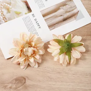 Künstliche Dahlienblüte Detail, Seidenblumen Bastelmaterial für DIY Heimdeko und Fotografie.