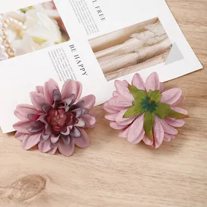 Nahaufnahme künstlicher Dahlienblütenköpfe, rosa Stoff Blumendekor für DIY Handwerk und Fotografie.