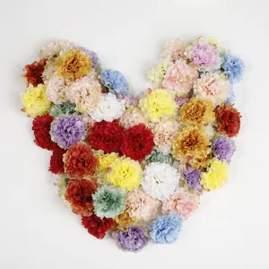 Nahaufnahme bunter künstlicher Nelken-Seidenblumenköpfe für DIY-Bastelarbeiten und Dekorationen.