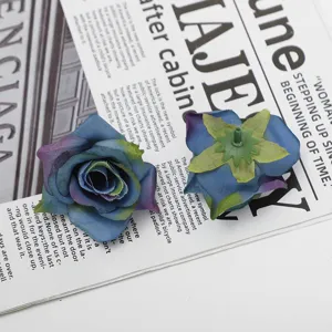 Kunstmatige blauwe roos bloem detail toont voorkant bloesem en groene kelk voor decor.