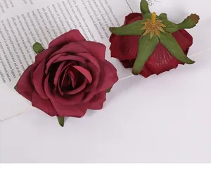Künstliche dunkelrote Rosenköpfe für Hochzeitsfeier Heimdekoration und Foto Requisiten.