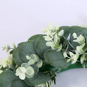 Nahaufnahme der künstlichen Eukalyptus-Kranz-Blatttextur für die Heimdekoration.